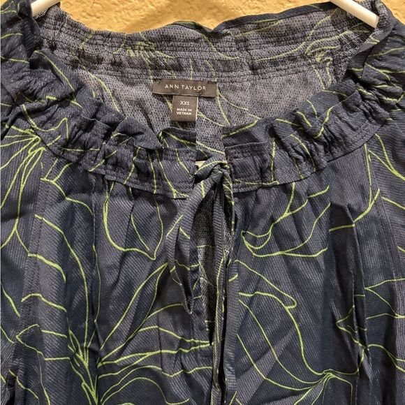 Blue top with leaf pattern - Picture 2 of 7